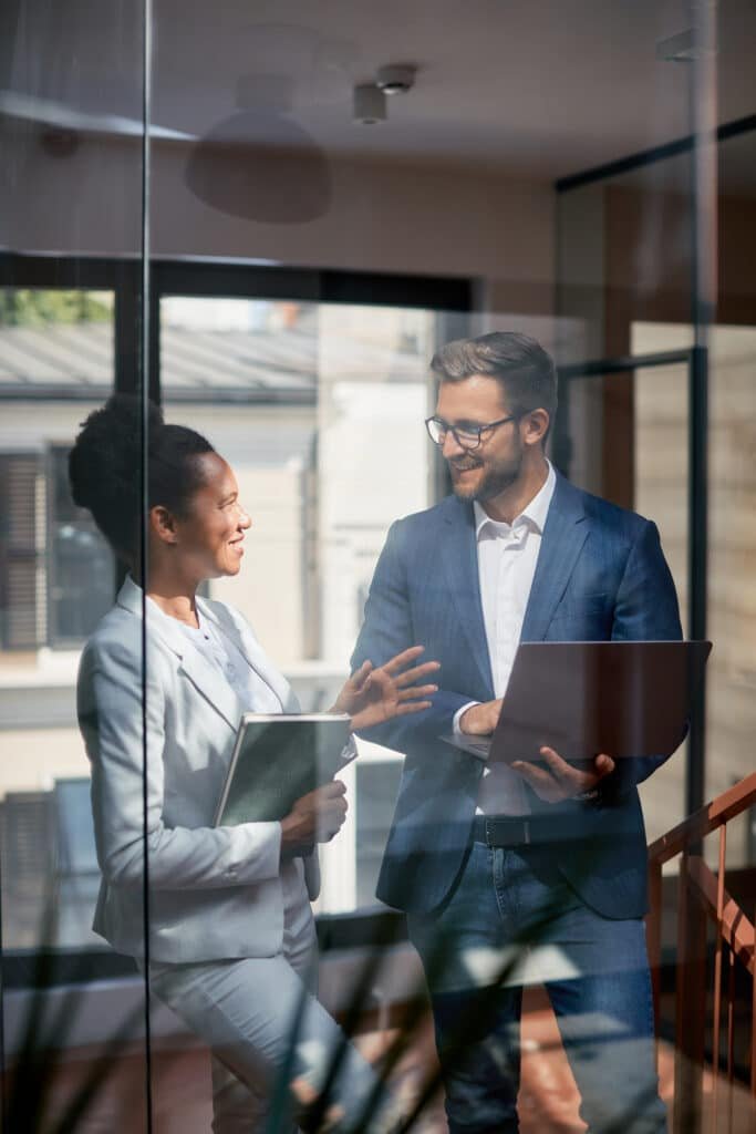 Comptables discutant ensemble