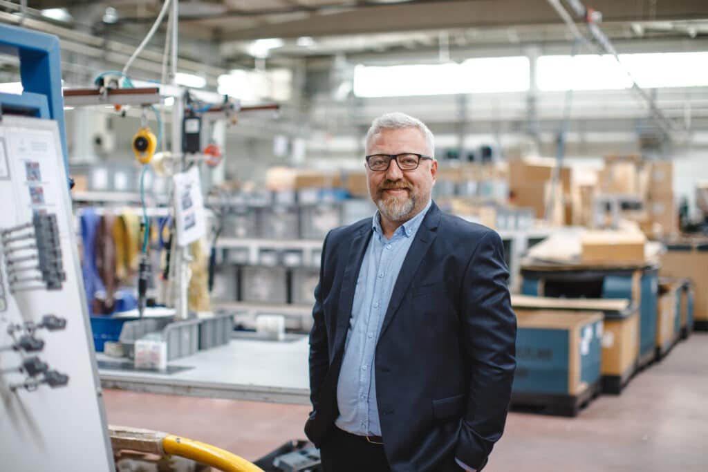 Un propritétaire d'une petite entreprise satisfait de son bureau comptable